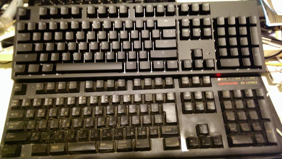 2つの黒いキーボード